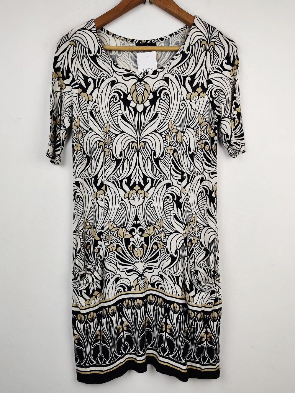 Buy online pre-used pre-loved 100% authentic & Original branded Wallis (SWT-1556) available in Pakistan. Top international brands avilable.