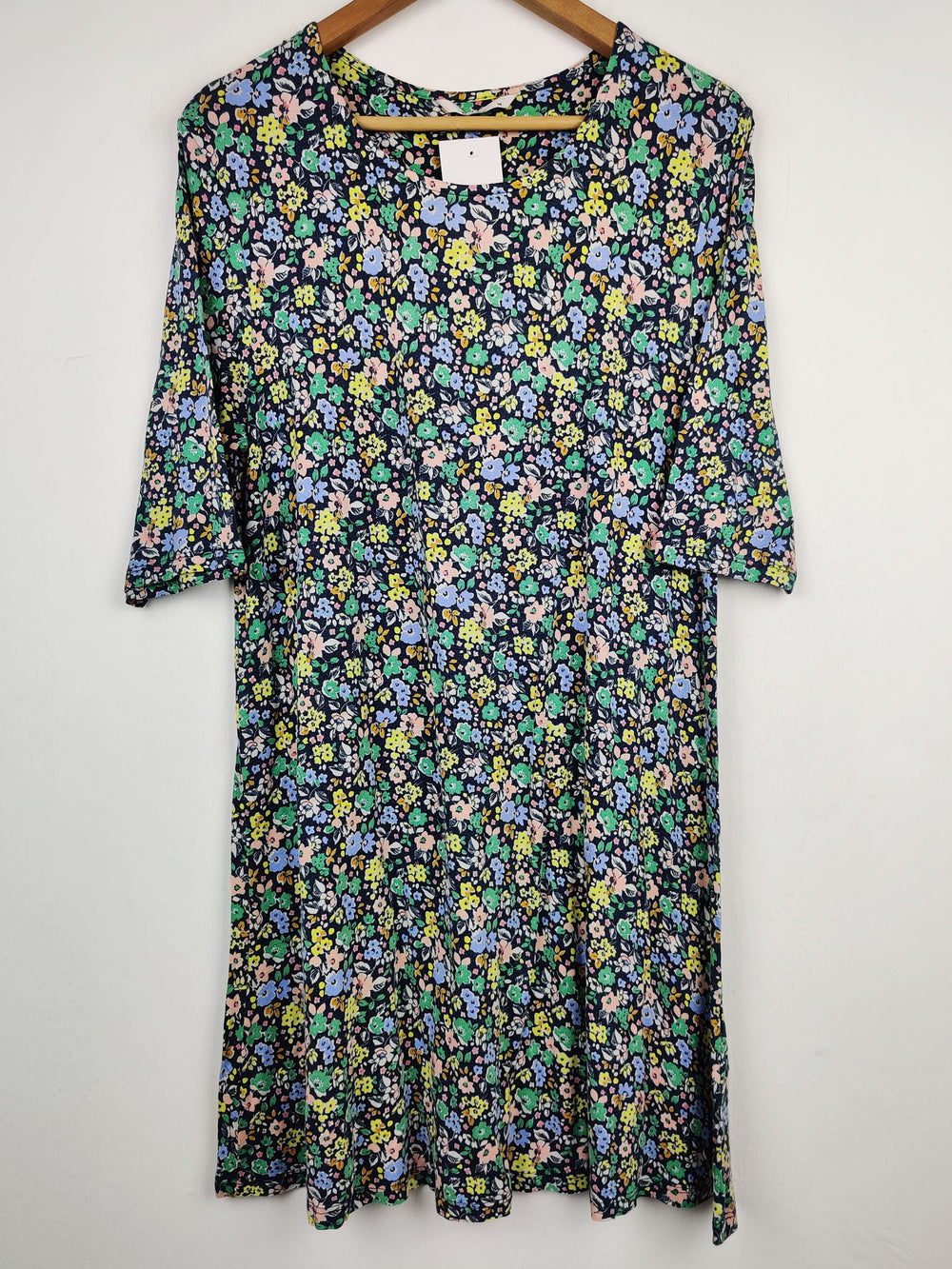 Buy online pre-used pre-loved 100% authentic & Original branded Tu (SWT-1563) available in Pakistan. Top international brands avilable.