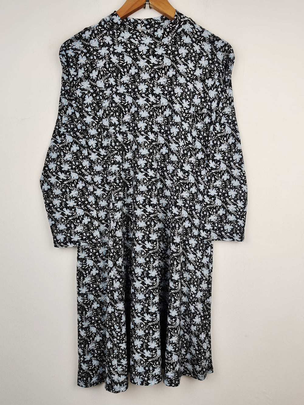 Buy online pre-used pre-loved 100% authentic & Original branded Primark (SWT-1571) available in Pakistan. Top international brands avilable.