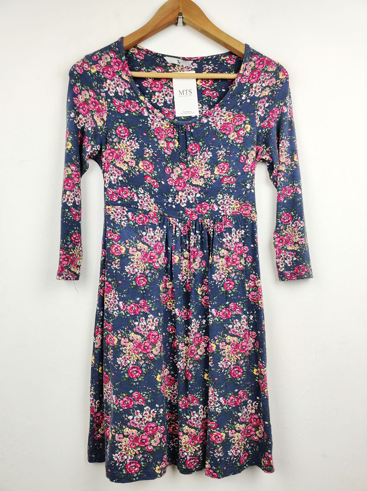 Buy online pre-used pre-loved 100% authentic & Original branded Tu (SWT-1585) available in Pakistan. Top international brands avilable.