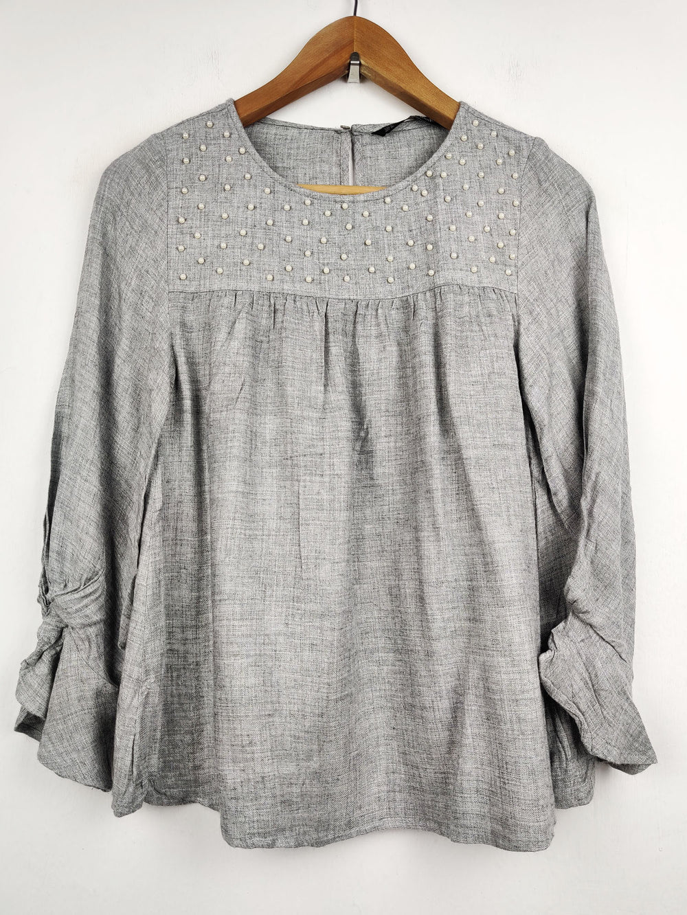 Buy online pre-used pre-loved 100% authentic & Original branded Zara (SWT-1607) available in Pakistan. Top international brands avilable.