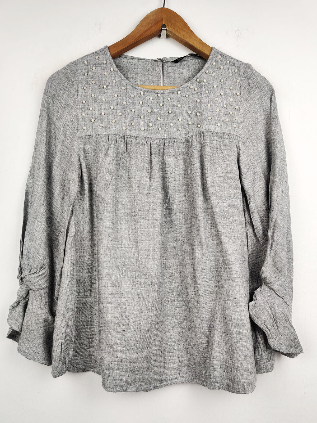 Buy online pre-used pre-loved 100% authentic & Original branded Zara (SWT-1607) available in Pakistan. Top international brands avilable.