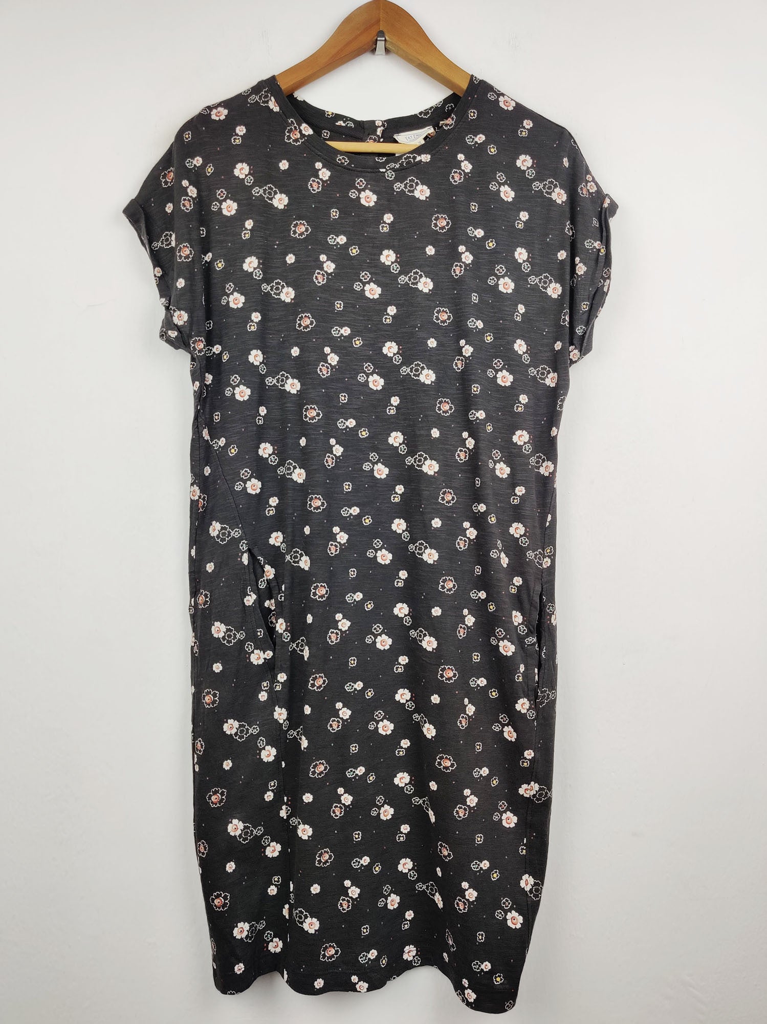 Buy online pre-used pre-loved 100% authentic & Original branded Fat Face (SWT-1616) available in Pakistan. Top international brands avilable.