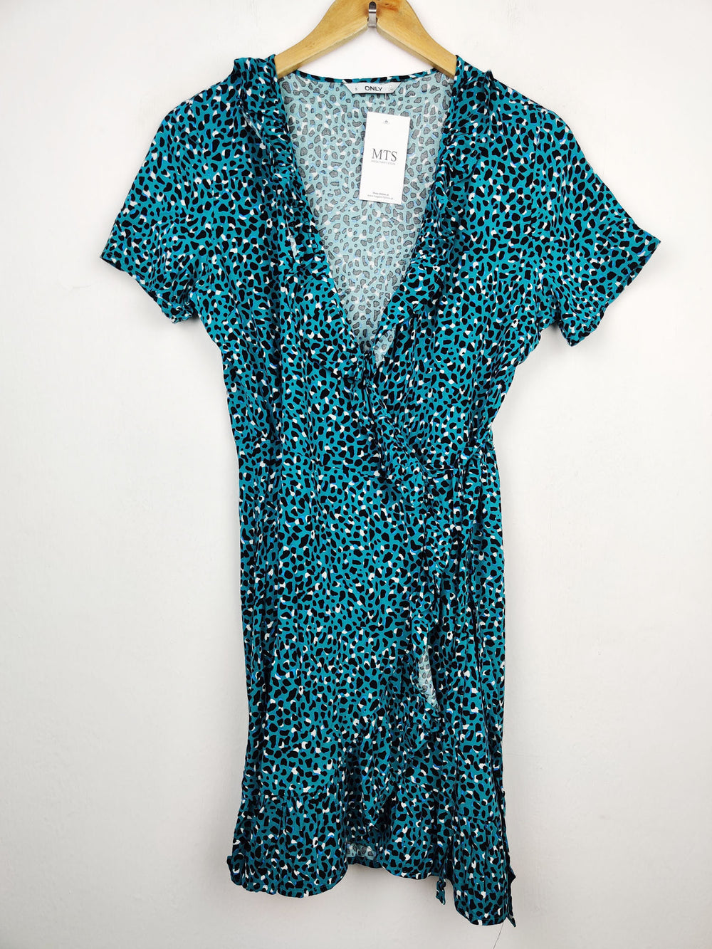 Buy online pre-used pre-loved 100% authentic & Original branded Only (SWT-1665) available in Pakistan. Top international brands avilable.