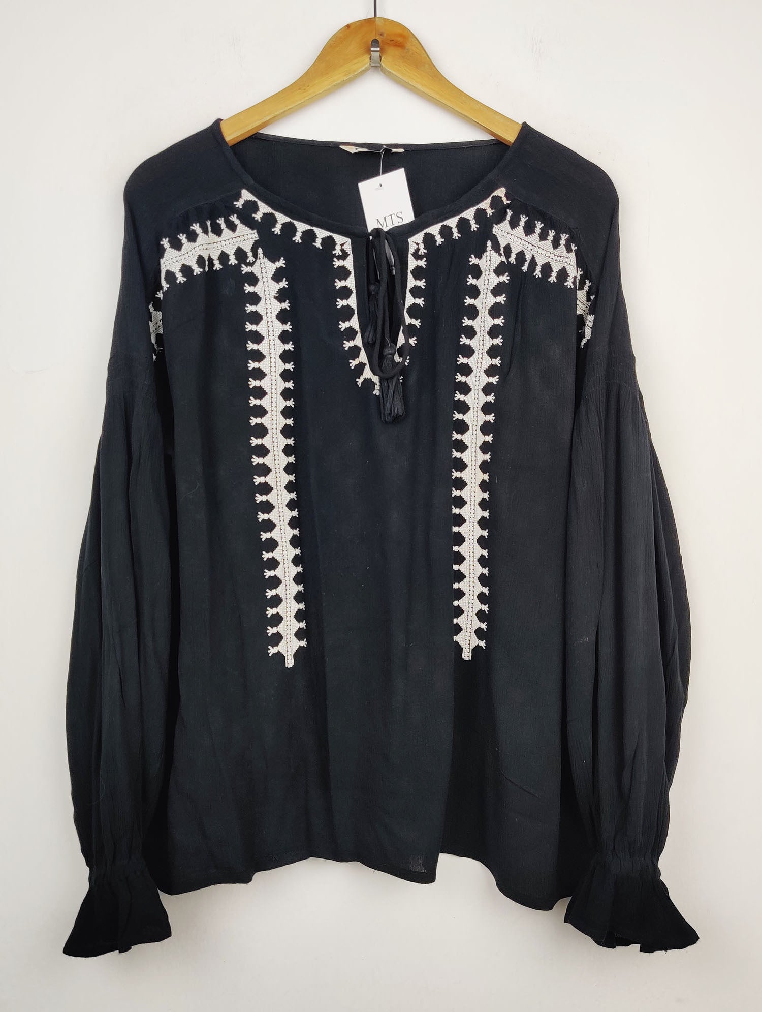 Buy online pre-used pre-loved 100% authentic & Original branded C (SWT-1673) available in Pakistan. Top international brands avilable.