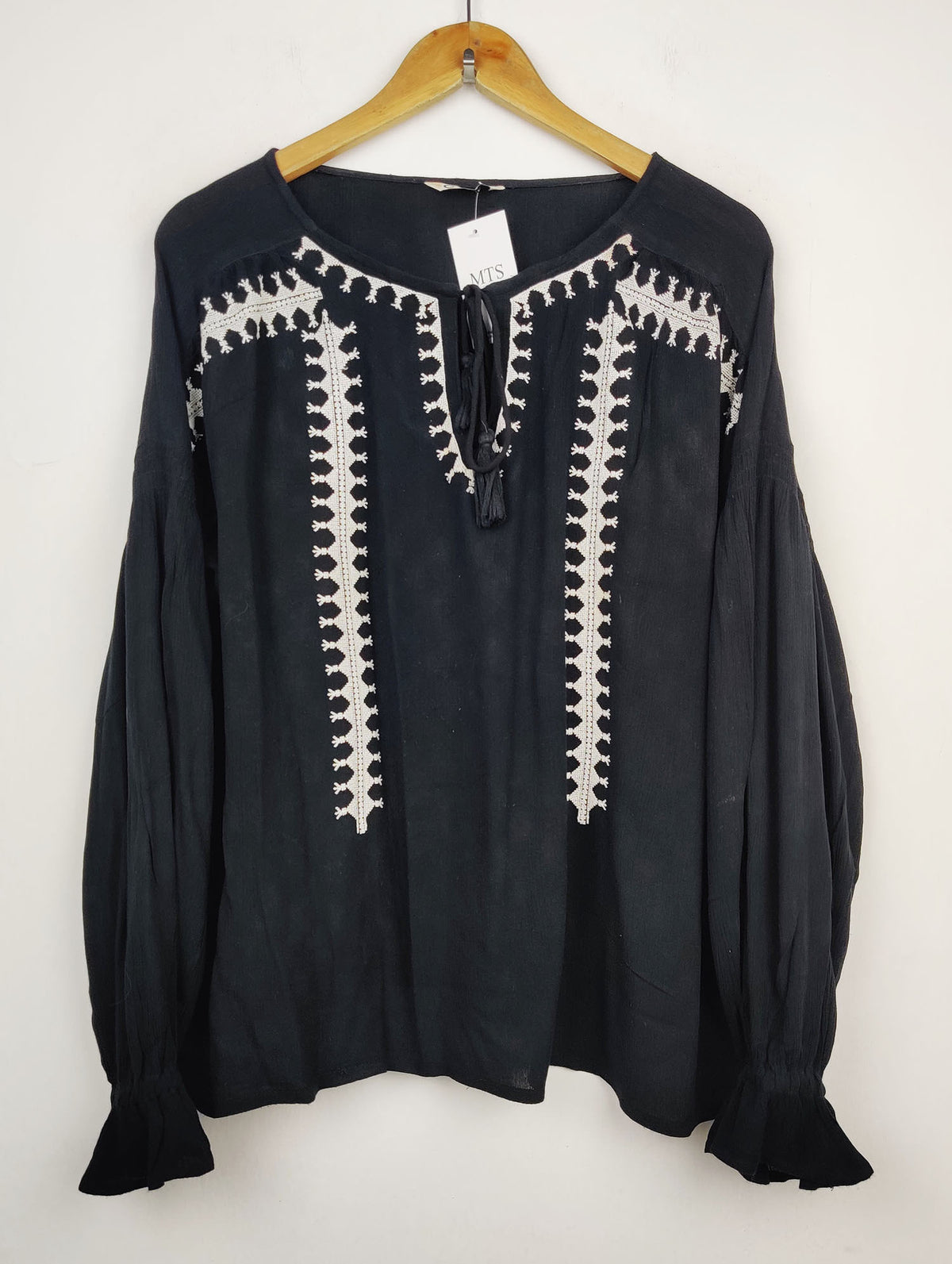 Buy online pre-used pre-loved 100% authentic & Original branded C (SWT-1673) available in Pakistan. Top international brands avilable.