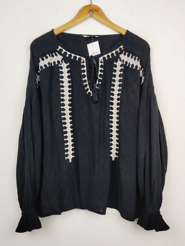 Buy online pre-used pre-loved 100% authentic & Original branded C (SWT-1673) available in Pakistan. Top international brands avilable.