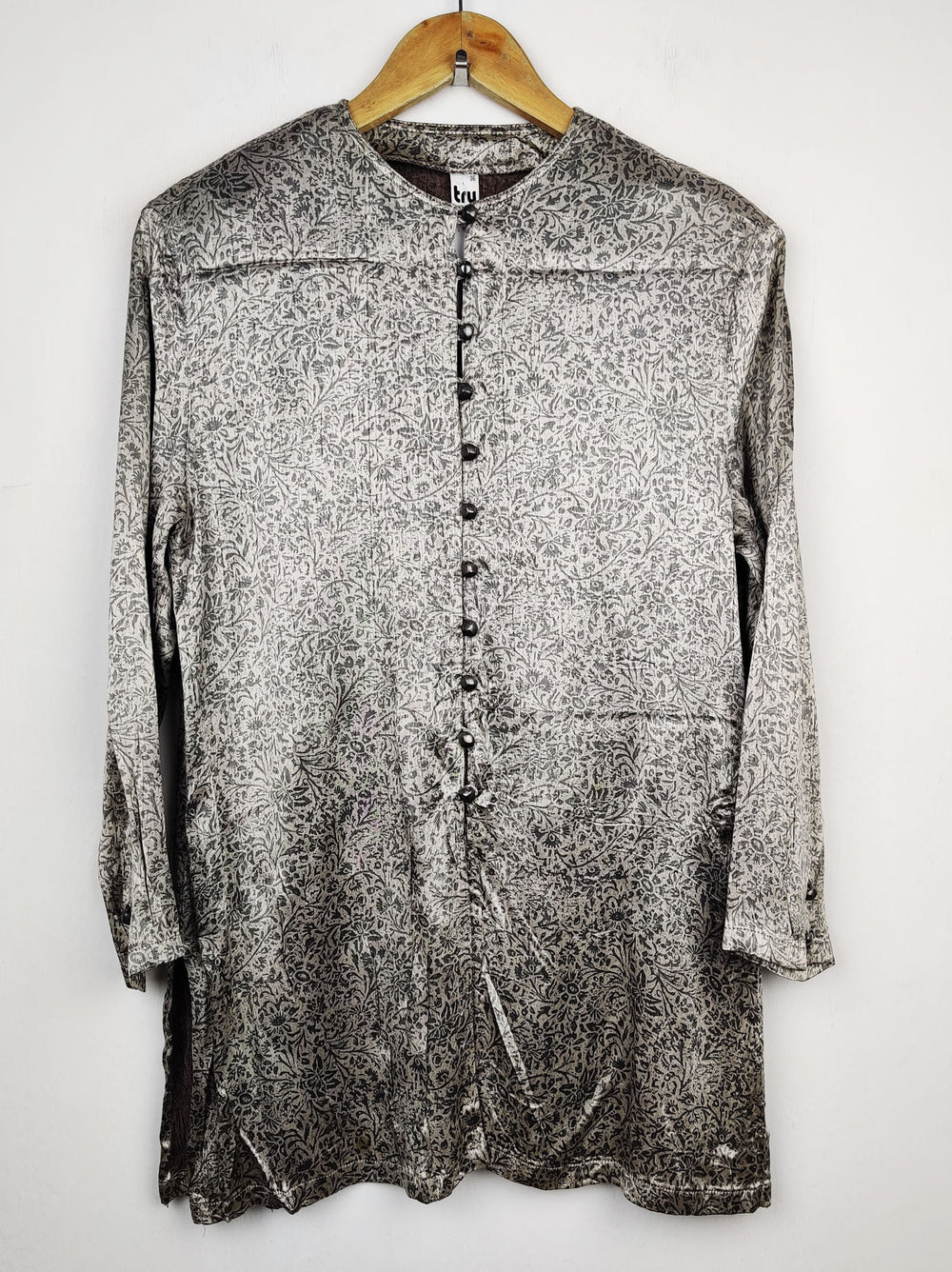 Buy online pre-used pre-loved 100% authentic & Original branded Tru (SWT-1690) available in Pakistan. Top international brands avilable.