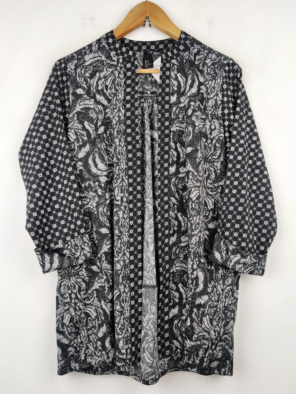 Buy online pre-used pre-loved 100% authentic & Original branded H&M (SWT-172) available in Pakistan. Top international brands avilable.