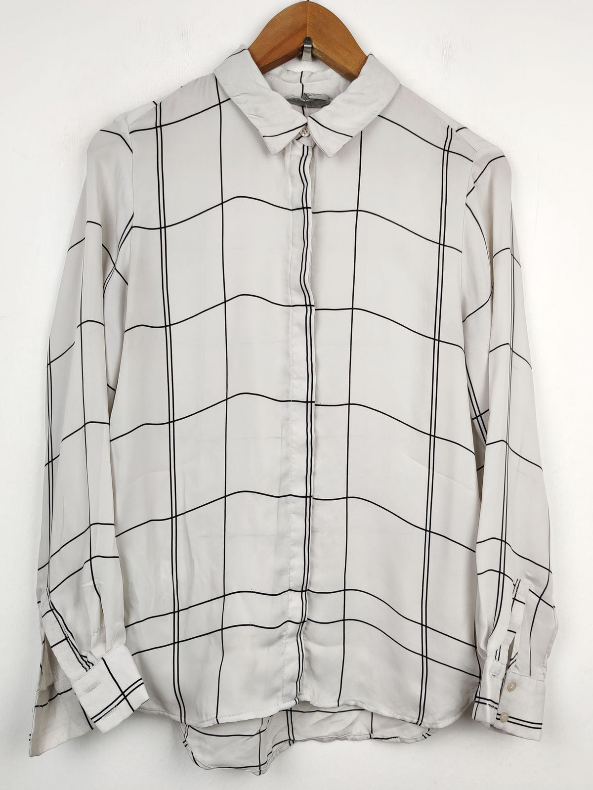 Buy online pre-used pre-loved 100% authentic & Original branded H&M (SWT-1777) available in Pakistan. Top international brands avilable.