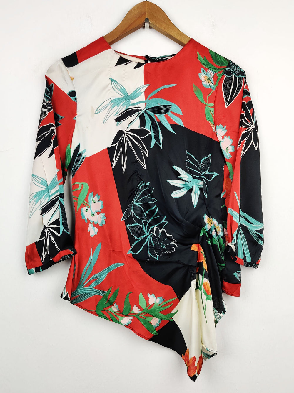 Buy online pre-used pre-loved 100% authentic & Original branded Unknown Brand (SWT-1812) available in Pakistan. Top international brands avilable.