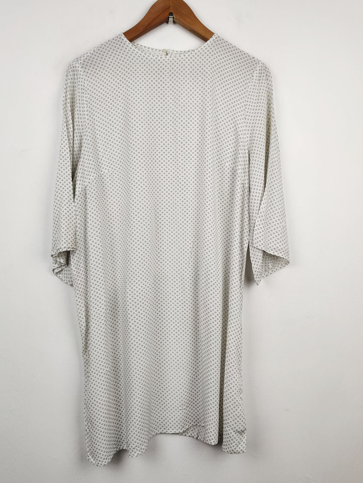 Buy online pre-used pre-loved 100% authentic & Original branded Unknown Brand (SWT-1826) available in Pakistan. Top international brands avilable.