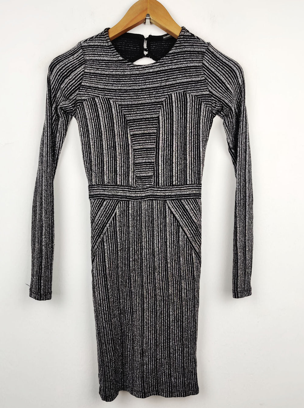 Buy online pre-used pre-loved 100% authentic & Original branded Bershka (SWT-1833) available in Pakistan. Top international brands avilable.