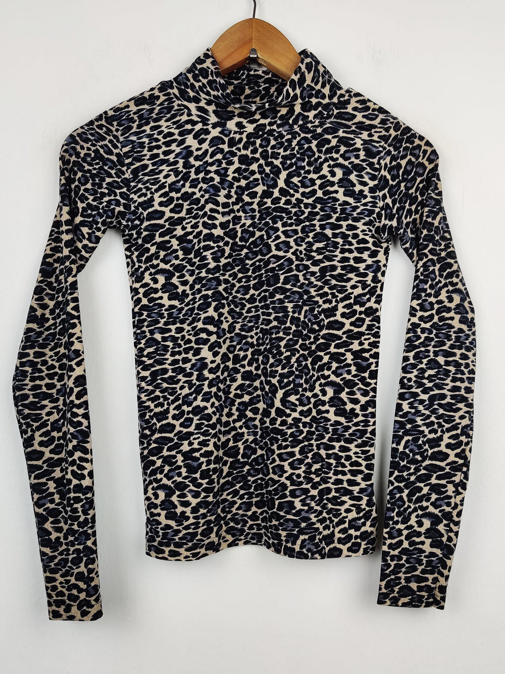 Buy online pre-used pre-loved 100% authentic & Original branded Unknown Brand (SWT-1838) available in Pakistan. Top international brands avilable.