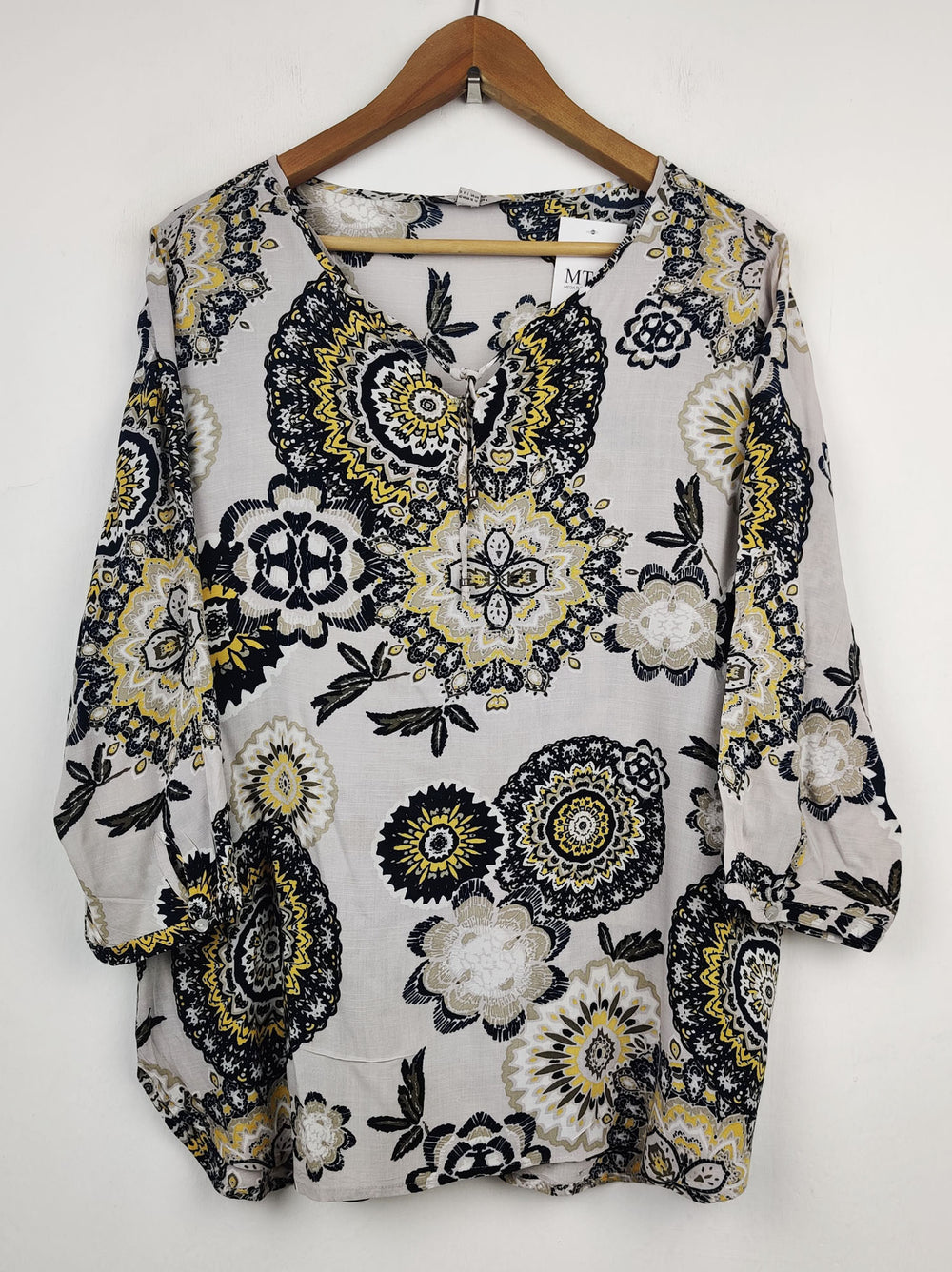 Buy online pre-used pre-loved 100% authentic & Original branded Comma (SWT-1859) available in Pakistan. Top international brands avilable.