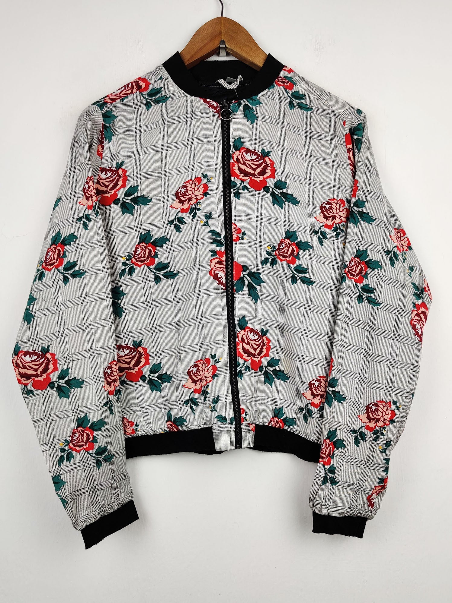 Buy online pre-used pre-loved 100% authentic & Original branded Unknown Brand (SWT-1873) available in Pakistan. Top international brands avilable.