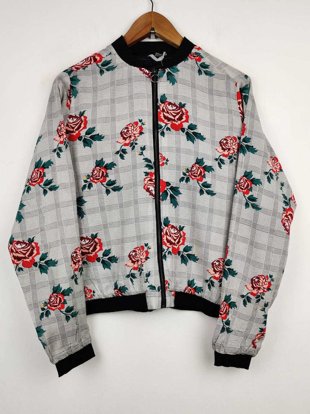 Buy online pre-used pre-loved 100% authentic & Original branded Unknown Brand (SWT-1873) available in Pakistan. Top international brands avilable.