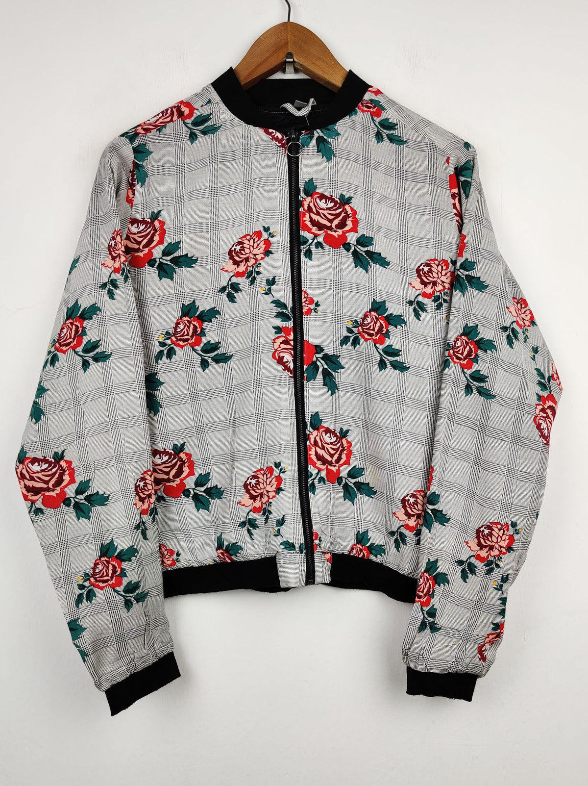 Buy online pre-used pre-loved 100% authentic & Original branded Unknown Brand (SWT-1873) available in Pakistan. Top international brands avilable.