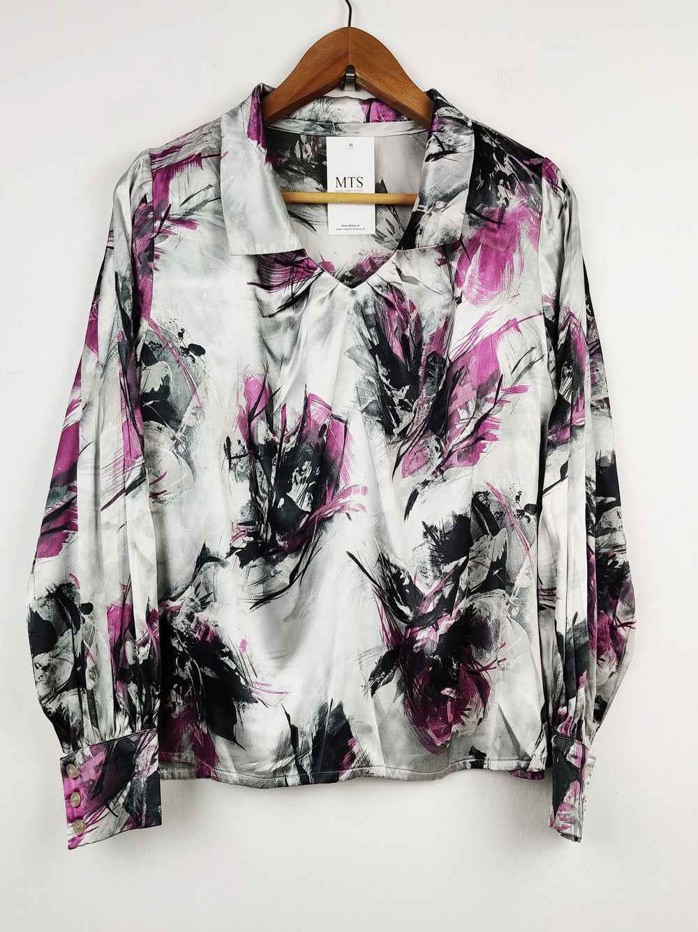 Buy online pre-used pre-loved 100% authentic & Original branded Unknown Brand (SWT-1902) available in Pakistan. Top international brands avilable.