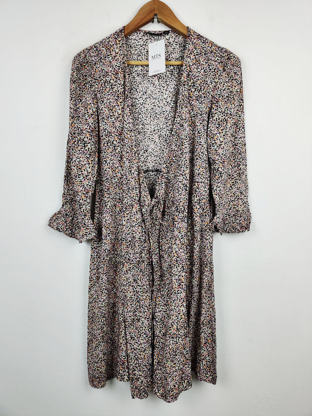 Buy online pre-used pre-loved 100% authentic & Original branded Pieces (SWT-1976) available in Pakistan. Top international brands avilable.