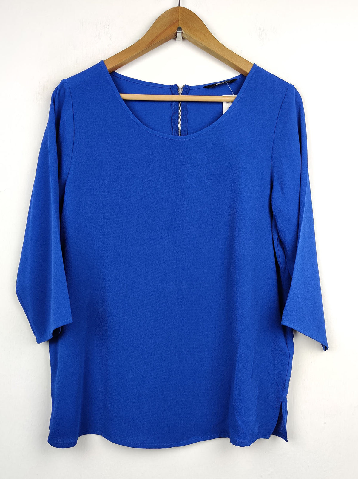 Buy online pre-used pre-loved 100% authentic & Original branded Only (SWT-2054) available in Pakistan. Top international brands avilable.