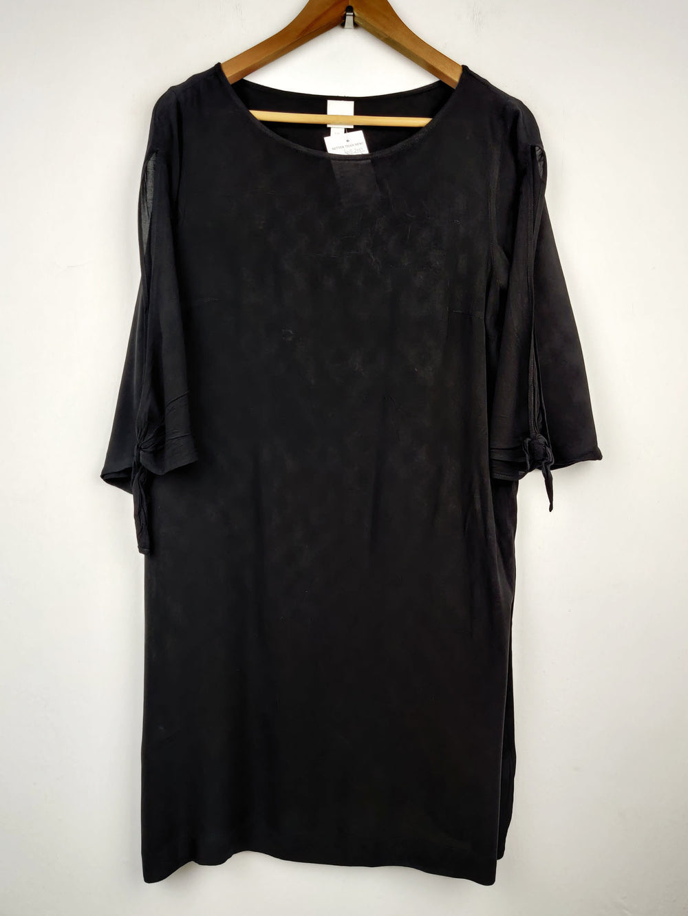 Buy online pre-used pre-loved 100% authentic & Original branded H&M (SWT-2089) available in Pakistan. Top international brands avilable.