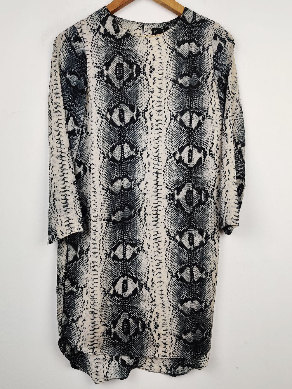 Buy online pre-used pre-loved 100% authentic & Original branded Topshop (SWT-2237) available in Pakistan. Top international brands avilable.