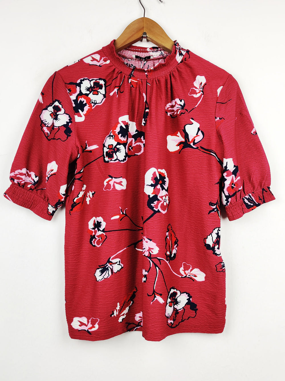 Buy online pre-used pre-loved 100% authentic & Original branded Pieces (SWT-2364) available in Pakistan. Top international brands avilable.