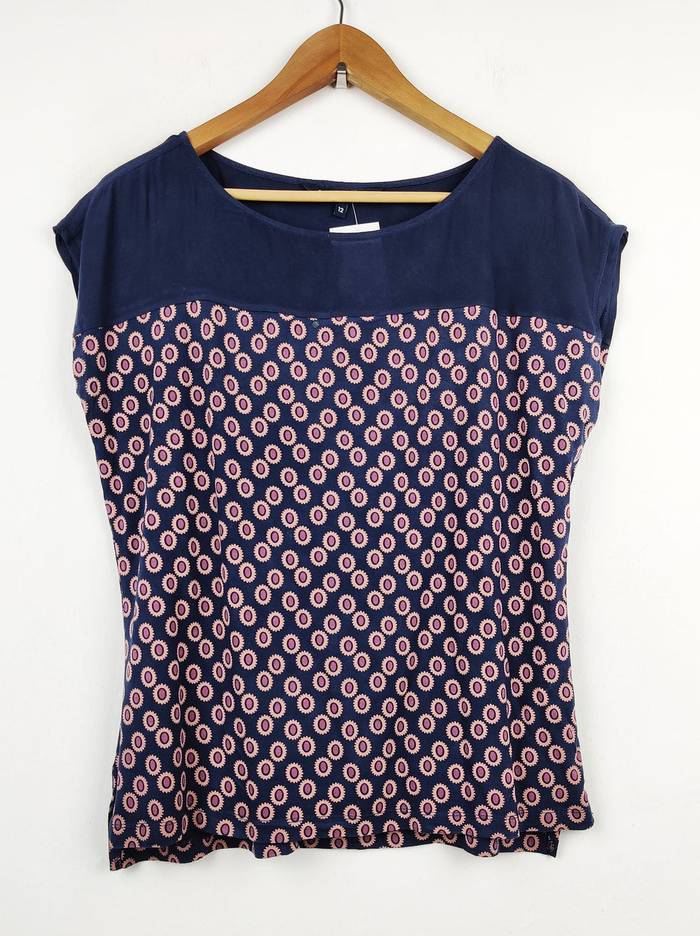 Buy online pre-used pre-loved 100% authentic & Original branded Crew Clothing Company (SWT-2374) available in Pakistan. Top international brands avilable.