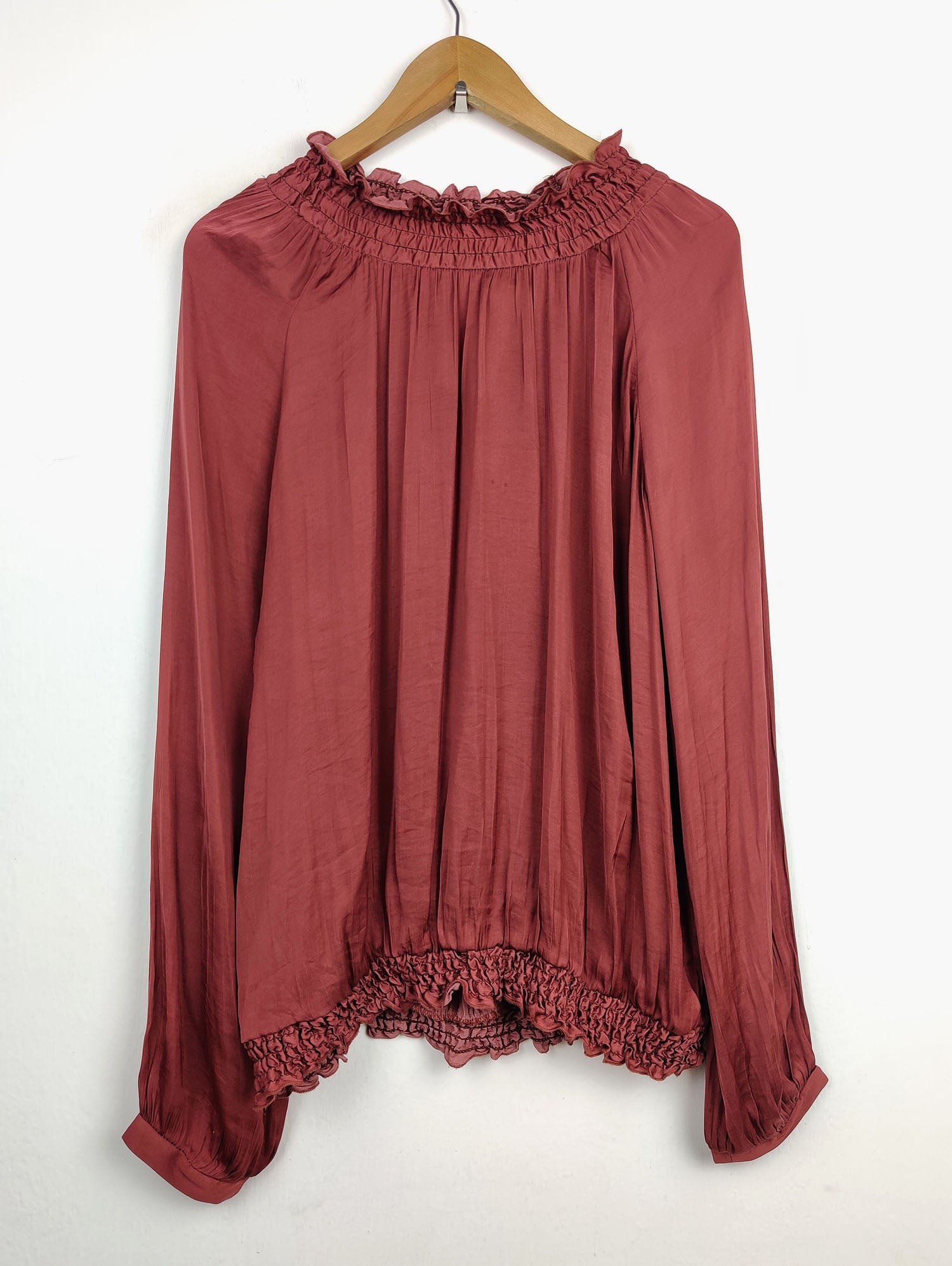Buy online pre-used pre-loved 100% authentic & Original branded Second Female (SWT-2463) available in Pakistan. Top international brands avilable.