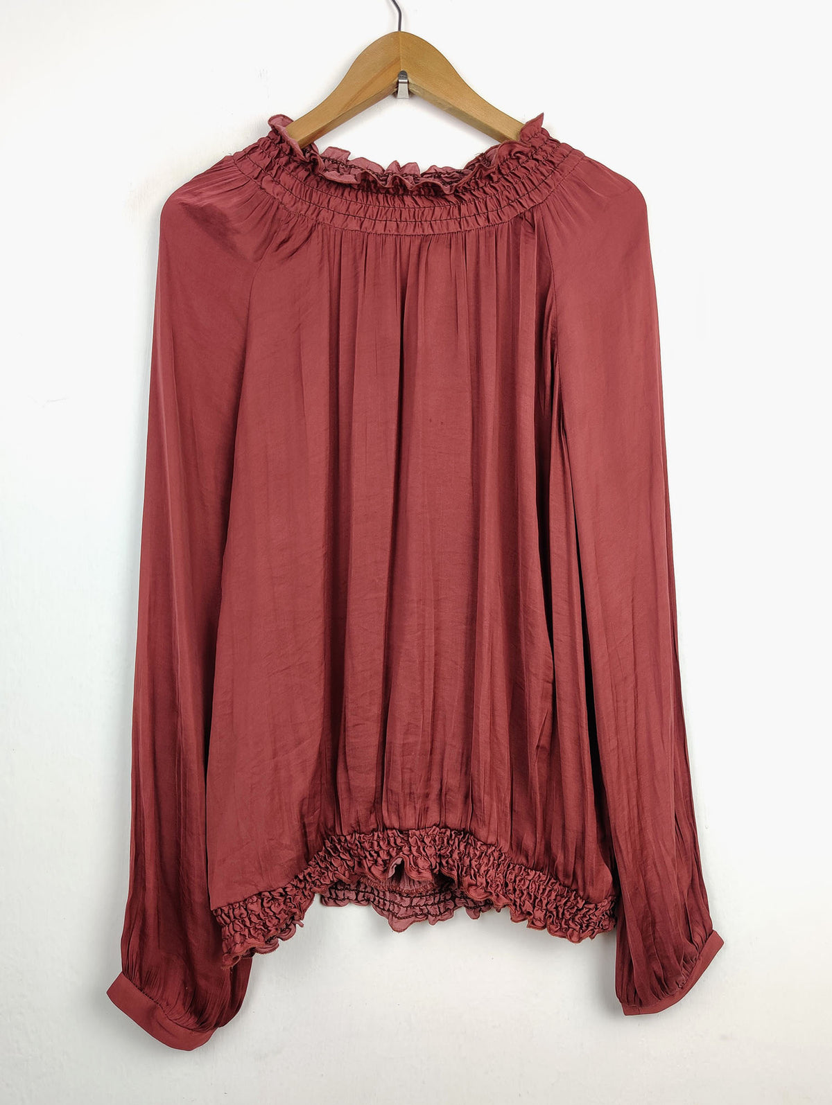 Buy online pre-used pre-loved 100% authentic & Original branded Second Female (SWT-2463) available in Pakistan. Top international brands avilable.