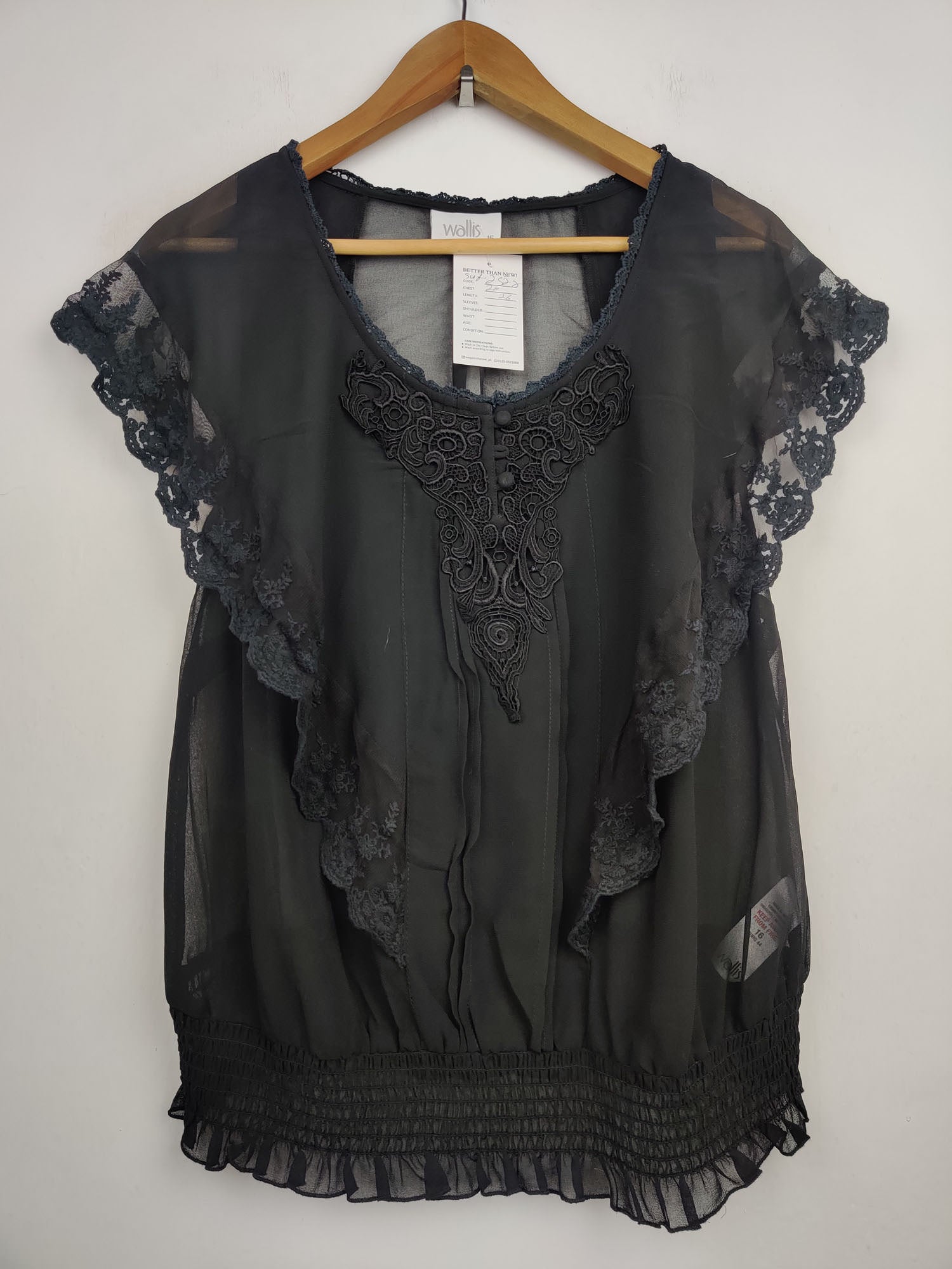 Buy online pre-used pre-loved 100% authentic & Original branded Wallis (SWT-2522) available in Pakistan. Top international brands avilable.