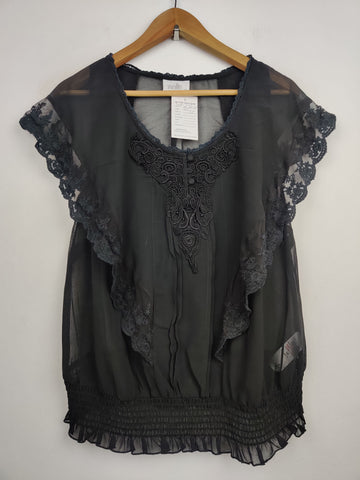 Buy online pre-used pre-loved 100% authentic & Original branded Wallis (SWT-2522) available in Pakistan. Top international brands avilable.