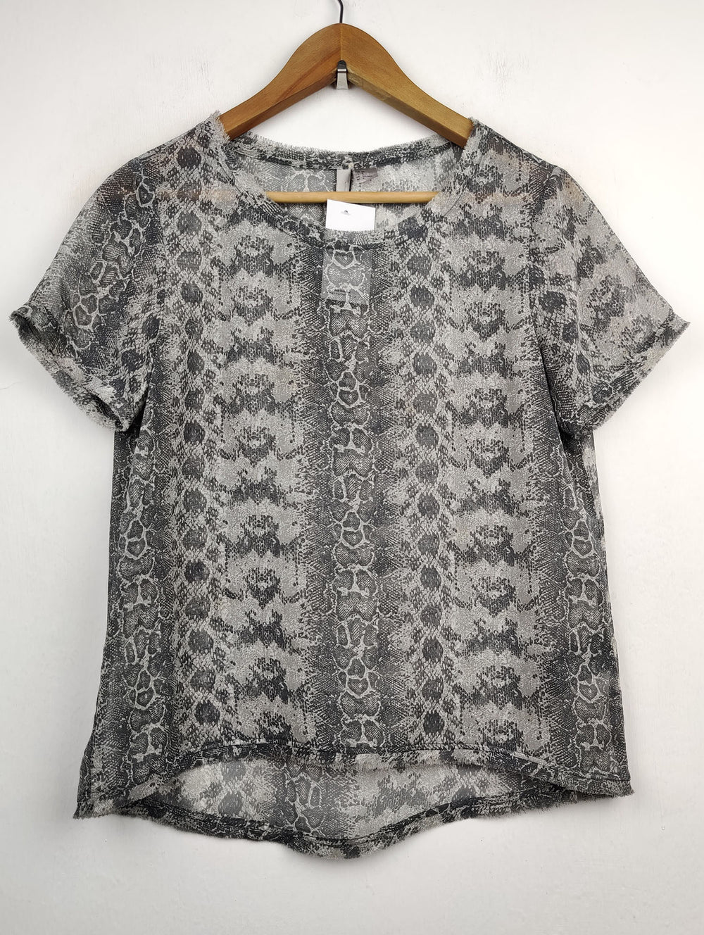 Buy online pre-used pre-loved 100% authentic & Original branded H&M (SWT-2737) available in Pakistan. Top international brands avilable.