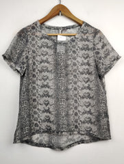 Buy online pre-used pre-loved 100% authentic & Original branded H&M (SWT-2737) available in Pakistan. Top international brands avilable.