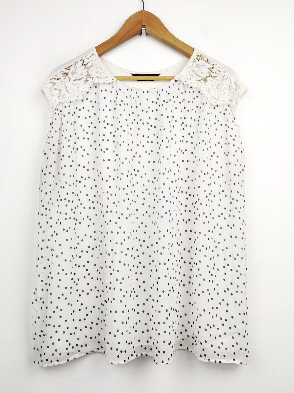 Buy online pre-used pre-loved 100% authentic & Original branded F&F (SWT-2750) available in Pakistan. Top international brands avilable.