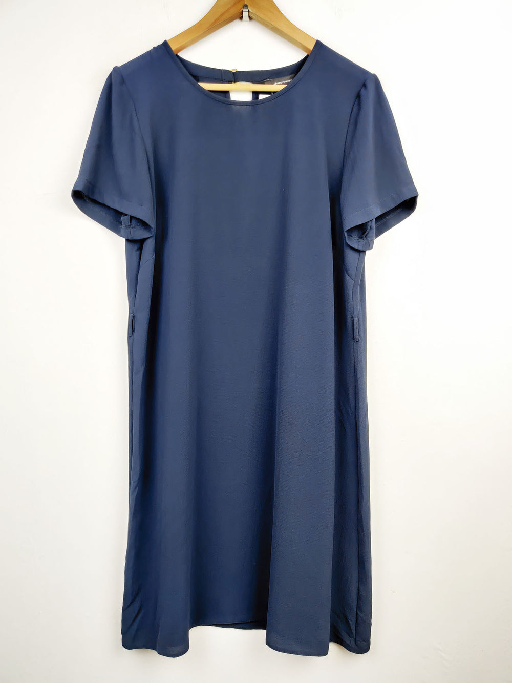 Buy online pre-used pre-loved 100% authentic & Original branded Atmosphere (SWT-2784) available in Pakistan. Top international brands avilable.