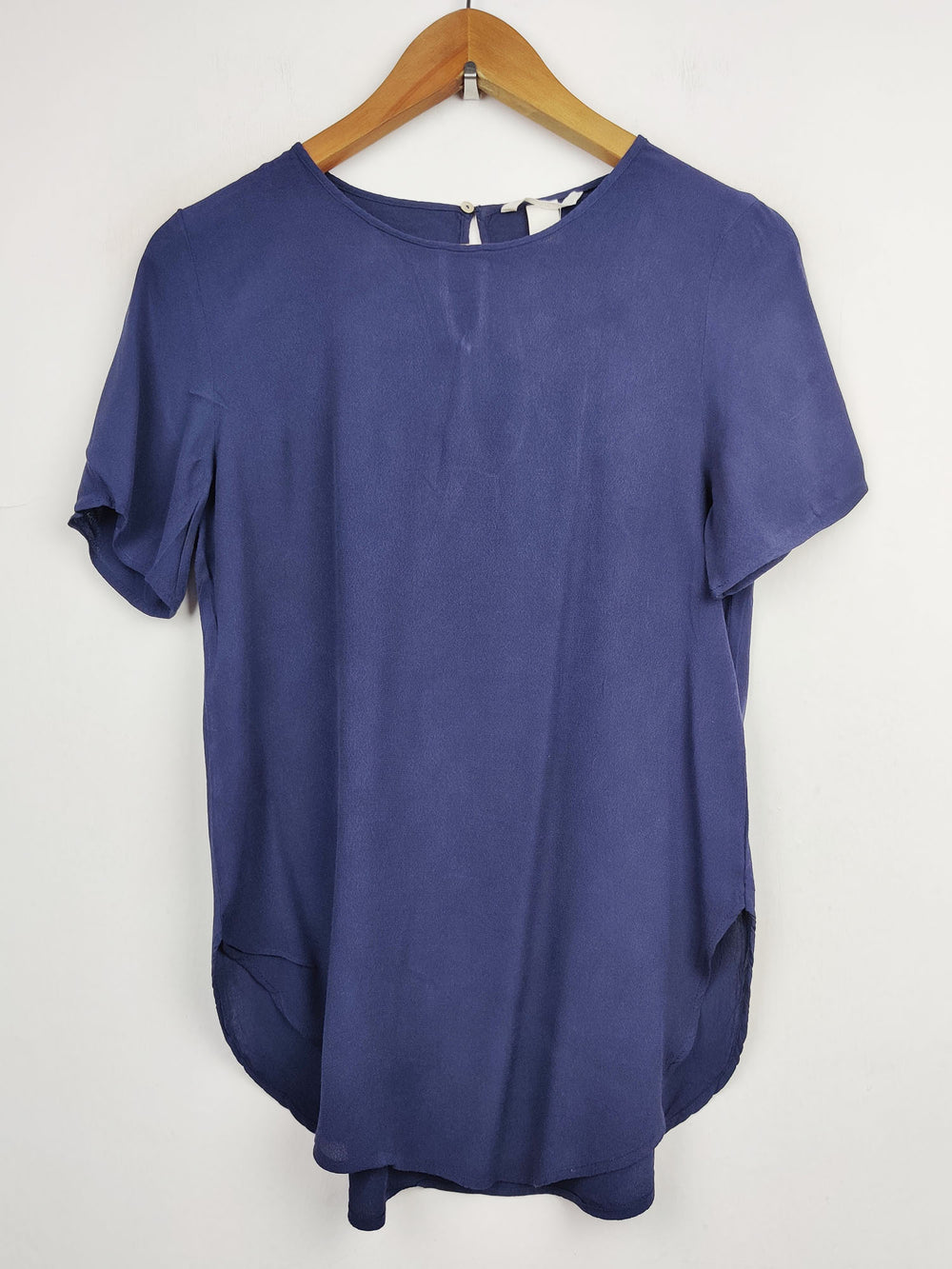 Buy online pre-used pre-loved 100% authentic & Original branded H&M (SWT-2817) available in Pakistan. Top international brands avilable.