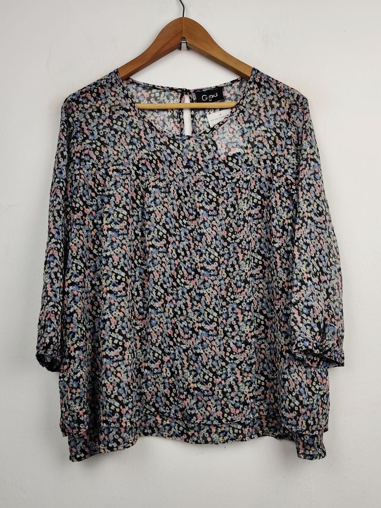 Buy online pre-used pre-loved 100% authentic & Original branded Gina (SWT-3041) available in Pakistan. Top international brands avilable.