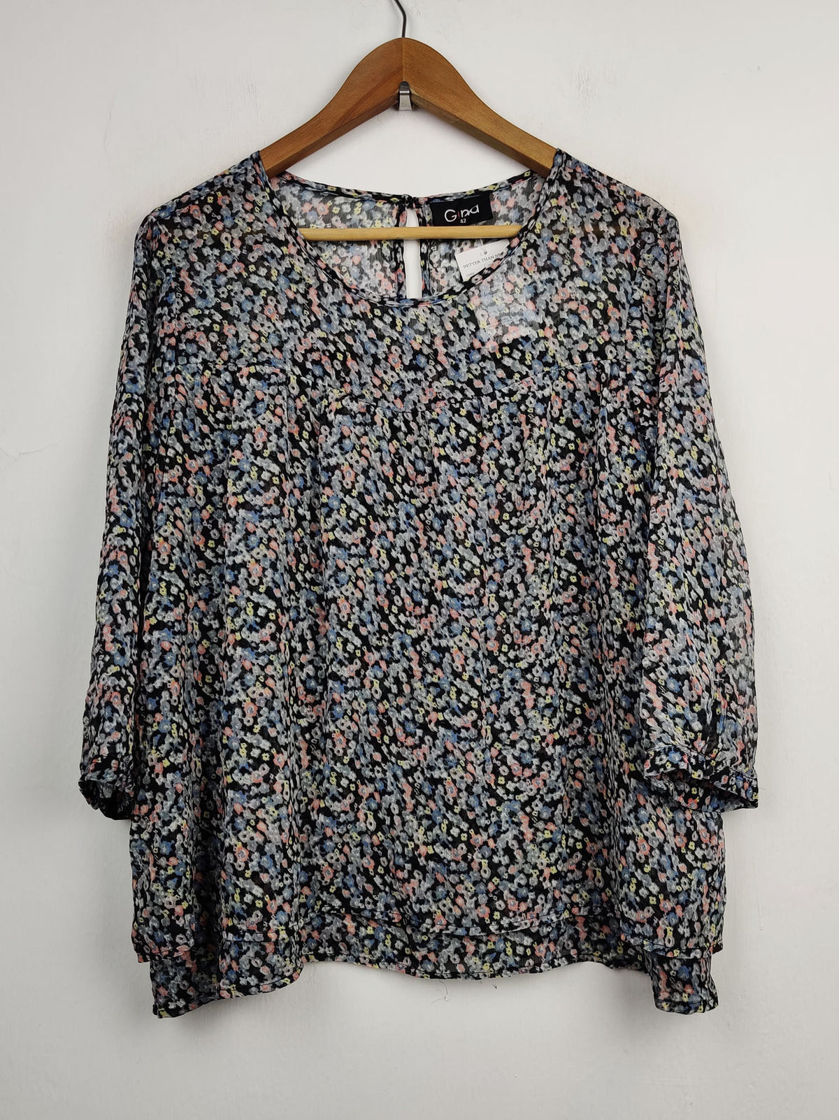 Buy online pre-used pre-loved 100% authentic & Original branded Gina (SWT-3041) available in Pakistan. Top international brands avilable.