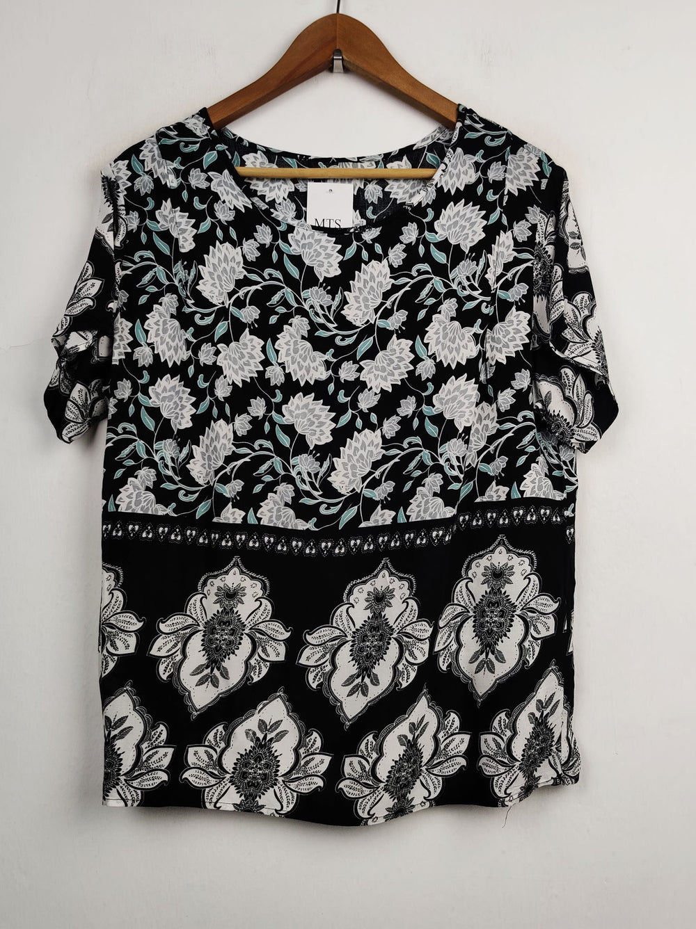 Buy online pre-used pre-loved 100% authentic & Original branded Unknown Brand (SWT-3046) available in Pakistan. Top international brands avilable.