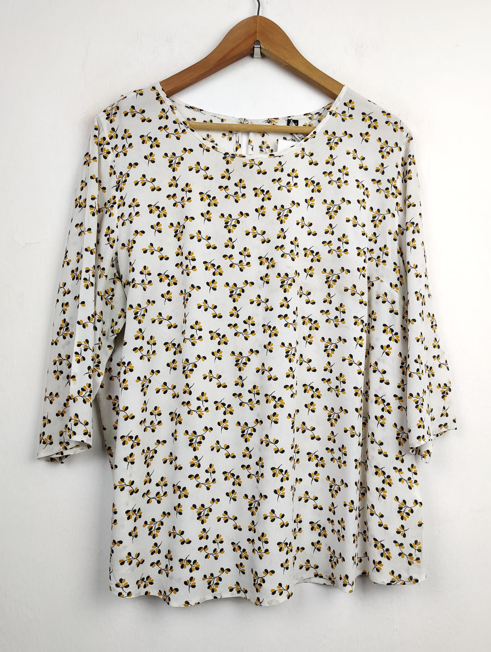 Buy online pre-used pre-loved 100% authentic & Original branded Your Face (SWT-3109) available in Pakistan. Top international brands avilable.