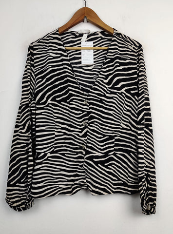 Buy online pre-used pre-loved 100% authentic & Original branded H&M (SWT-3184) available in Pakistan. Top international brands avilable.