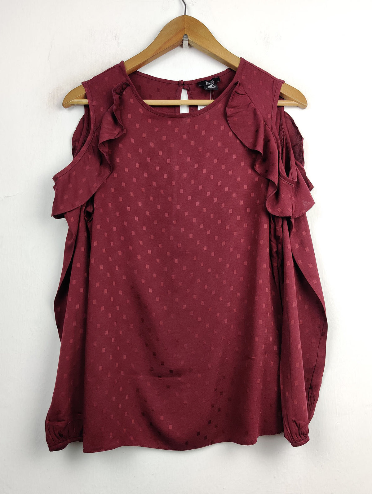 Buy online pre-used pre-loved 100% authentic & Original branded F&F (SWT-3189) available in Pakistan. Top international brands avilable.