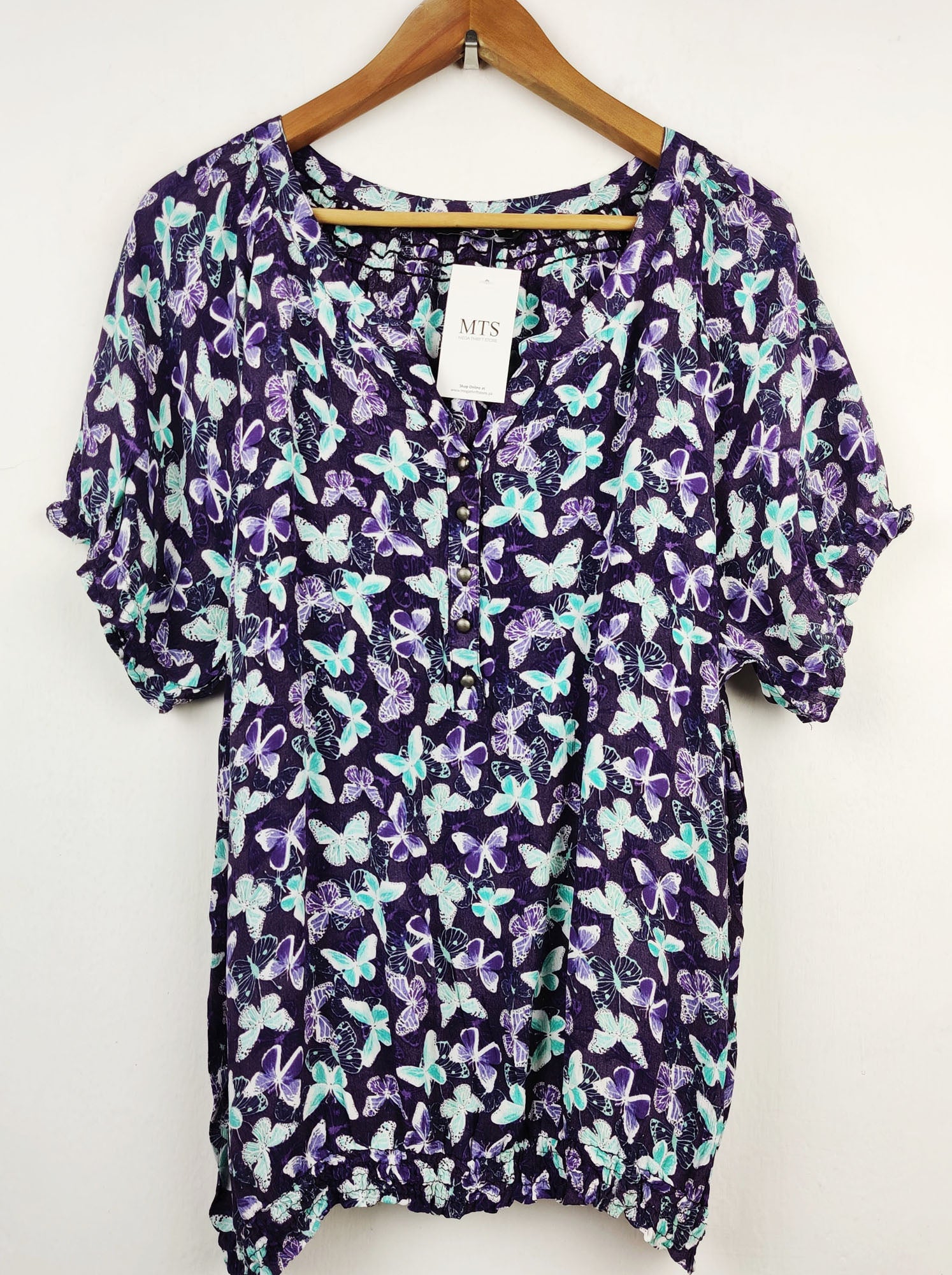 Buy online pre-used pre-loved 100% authentic & Original branded Bm Casual (SWT-3317) available in Pakistan. Top international brands avilable.