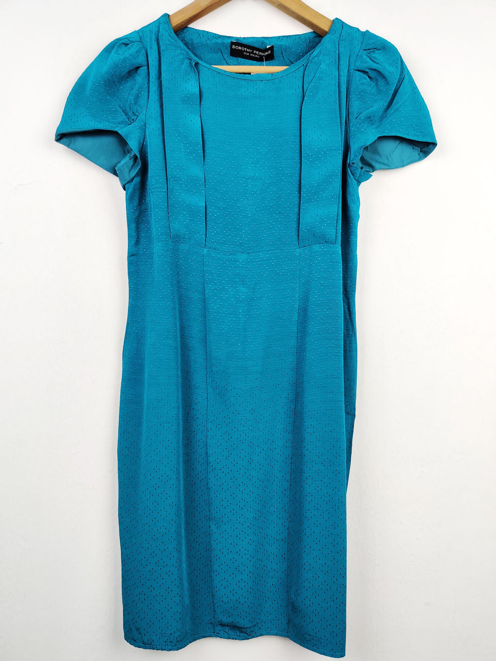 Buy online pre-used pre-loved 100% authentic & Original branded Dorothy Perkins (SWT-3340) available in Pakistan. Top international brands avilable.