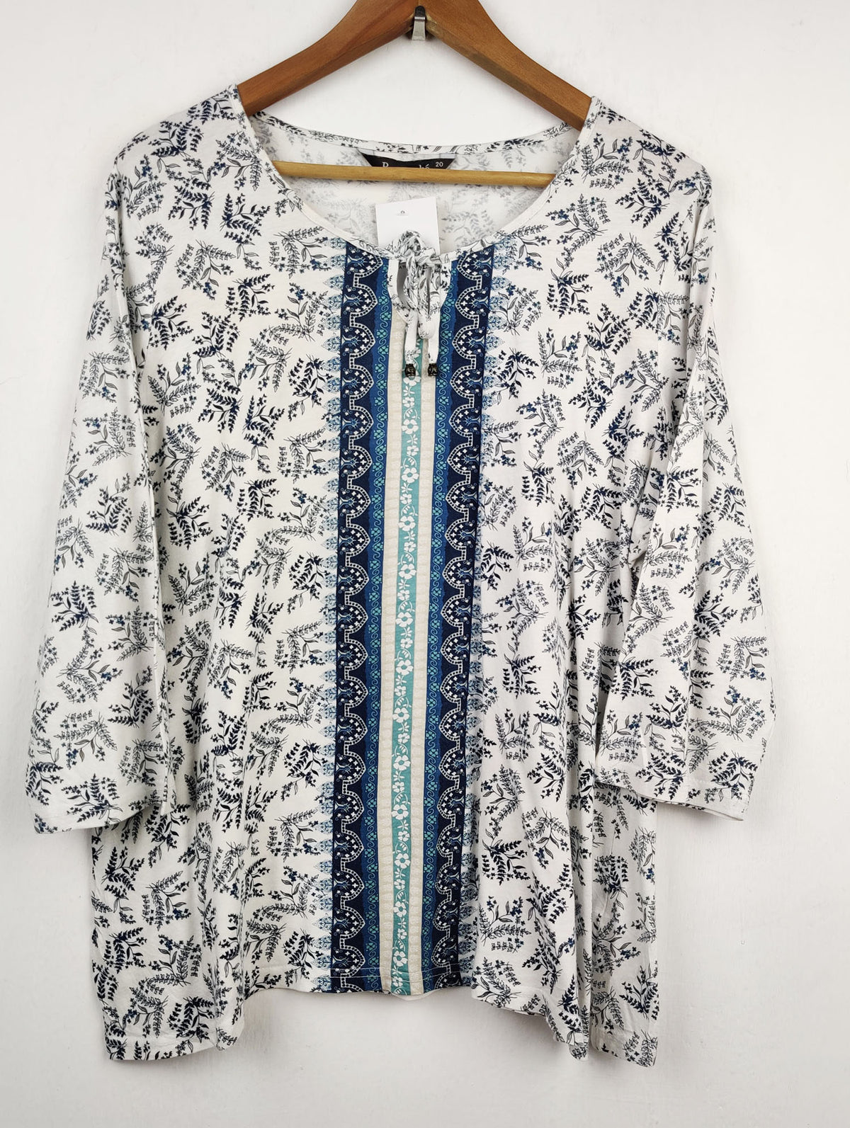 Buy online pre-used pre-loved 100% authentic & Original branded Bonmarche (SWT-3353) available in Pakistan. Top international brands avilable.