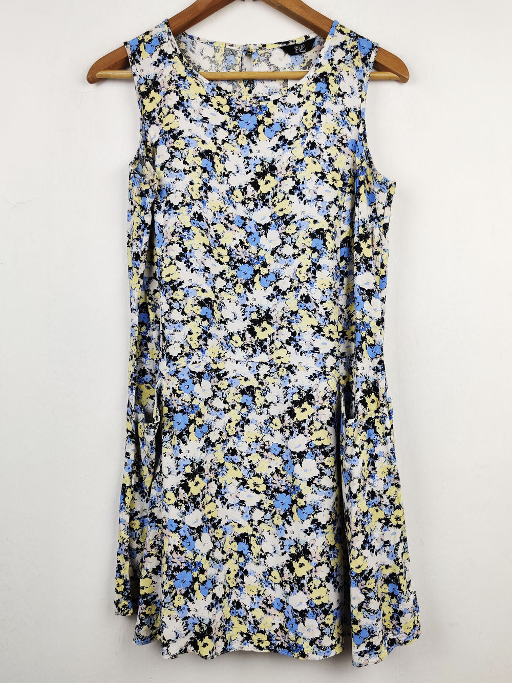 Buy online pre-used pre-loved 100% authentic & Original branded F&F (SWT-3382) available in Pakistan. Top international brands avilable.