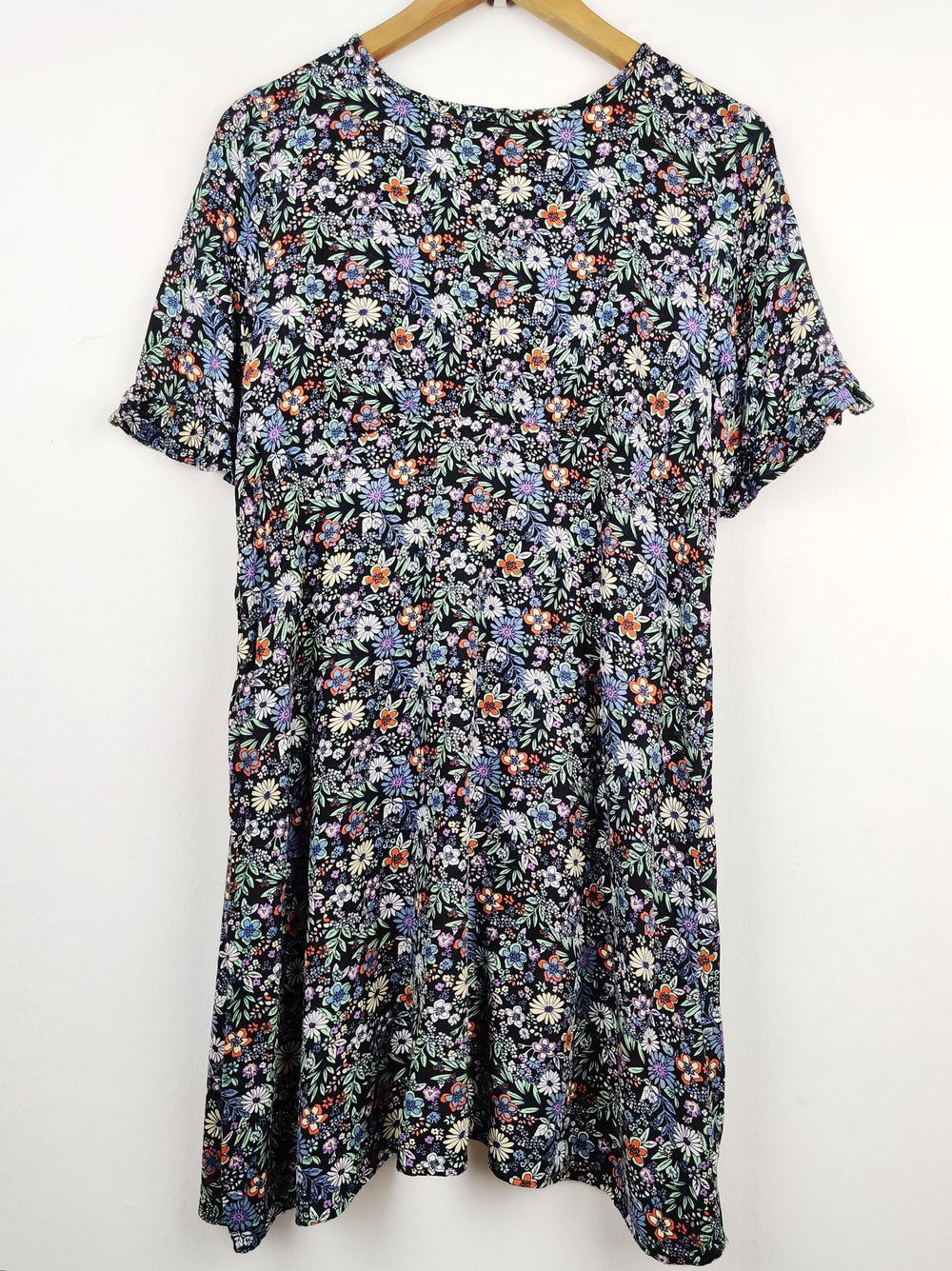 Buy online pre-used pre-loved 100% authentic & Original branded Tu (SWT-3399) available in Pakistan. Top international brands avilable.