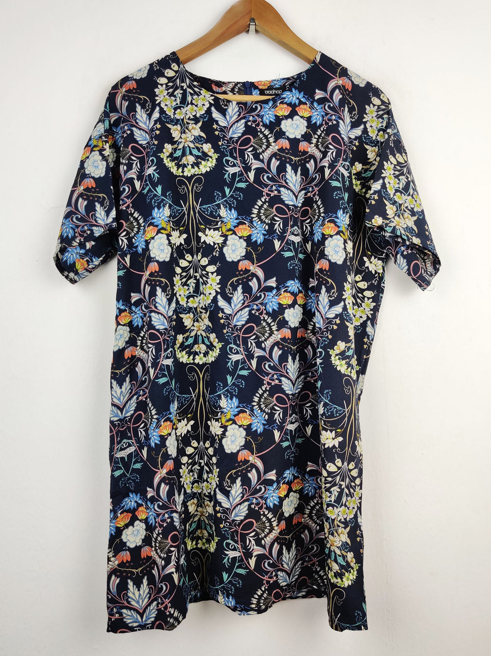 Buy online pre-used pre-loved 100% authentic & Original branded Boohoo (SWT-3478) available in Pakistan. Top international brands avilable.